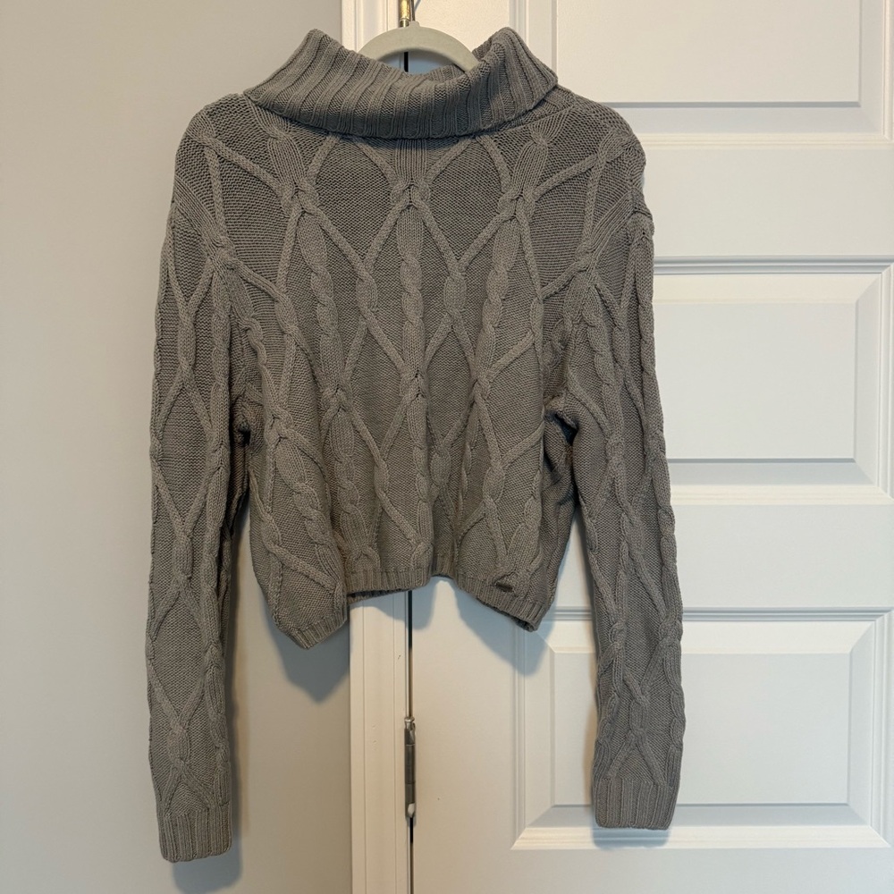 Hollister Gray Cable Knit Cropped Sweater | Size L